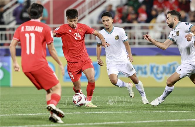 Các chân sút của đội tuyển Việt Nam như Văn Tùng (24) liên tục bị hậu vệ Indonesia theo kèm sát. Ảnh: Hoàng Linh/PV TTXVN từ Qatar