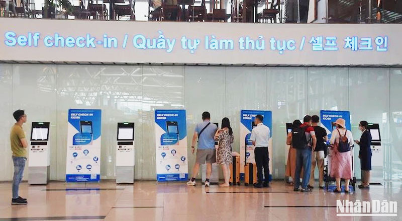 Du khách làm thủ tục tự động self check-in kiosk tại Nhà ga Quốc tế Đà Nẵng.