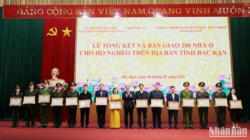 Chủ tịch Ủy ban nhân dân tỉnh Bắc Kạn Nguyễn Đăng Bình trao Bằng khen tặng các tập thể, cá nhân có thành tích xuất sắc trong thực hiện chương trình. 
