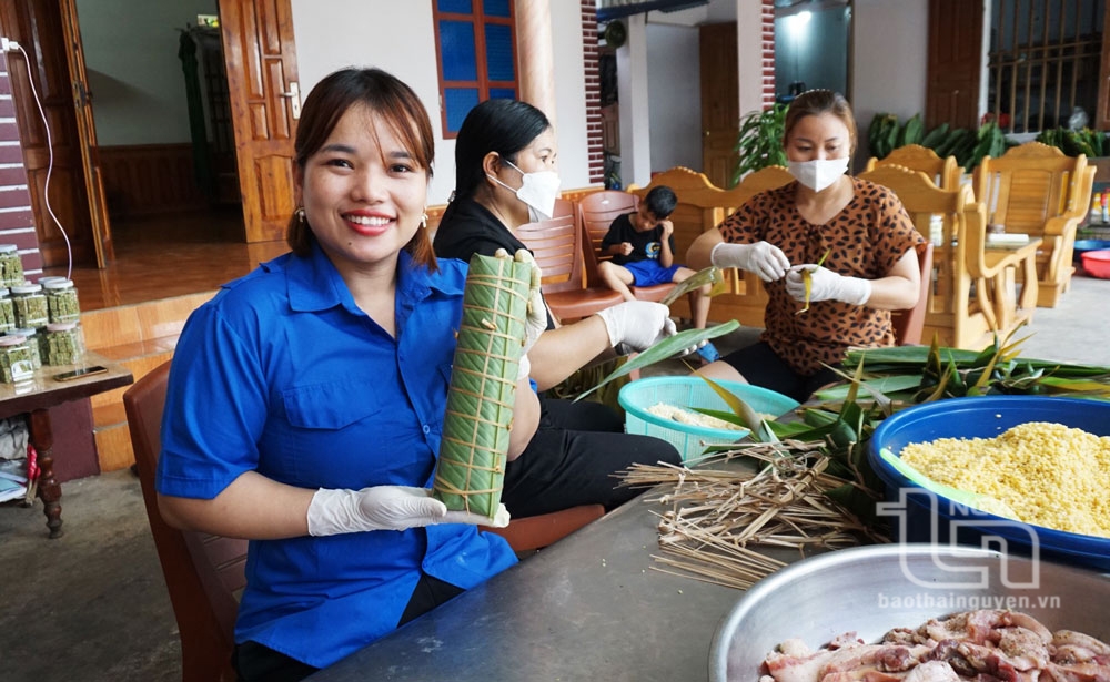 Chị Nông Thị Quỳnh cùng sản phẩm bánh chưng xanh lá riềng của mình.