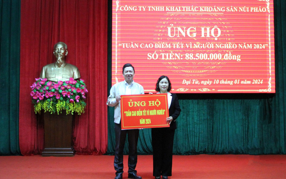 Đại diện Công ty Núi Pháo trao tượng trưng tiền ủng hộ chương trình Tuần cao điểm Tết vì người nghèo - Xuân Giáp Thìn 2024 của huyện Đại Từ.