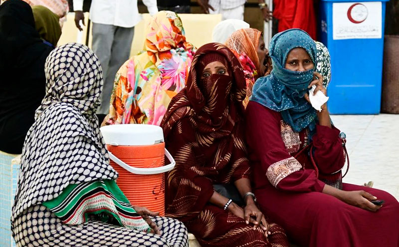 Bệnh nhân chờ khám bệnh tại một bệnh viện ở Port Sudan.