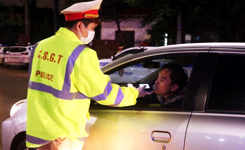 Lực lượng Công an tỉnh Hưng Yên kiểm tra nồng độ cồn đối với người điều khiển phương tiện giao thông trên đường Nguyễn Văn Linh, thành phố Hưng Yên.