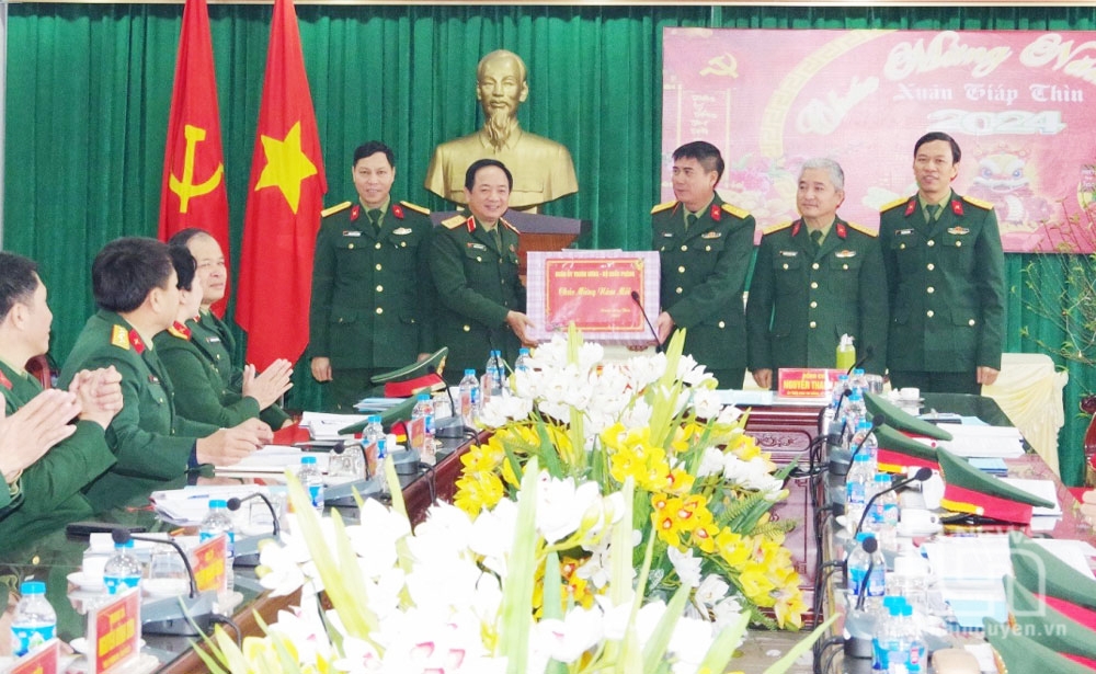Thừa ủy quyền của lãnh đạo Bộ Quốc phòng, Thượng tướng Trịnh Văn Quyết tặng quà Tết cho lực lượng vũ trang tỉnh Thái Nguyên.