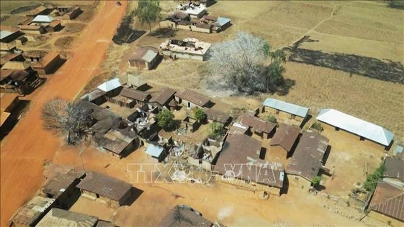 Nhiều ngôi nhà bị phá hủy trong loạt vụ tấn công vào ngôi làng ở bang Plateau, miền Trung Nigeria, ngày 27/12/2023. (Ảnh minh họa: AFP/TTXVN)