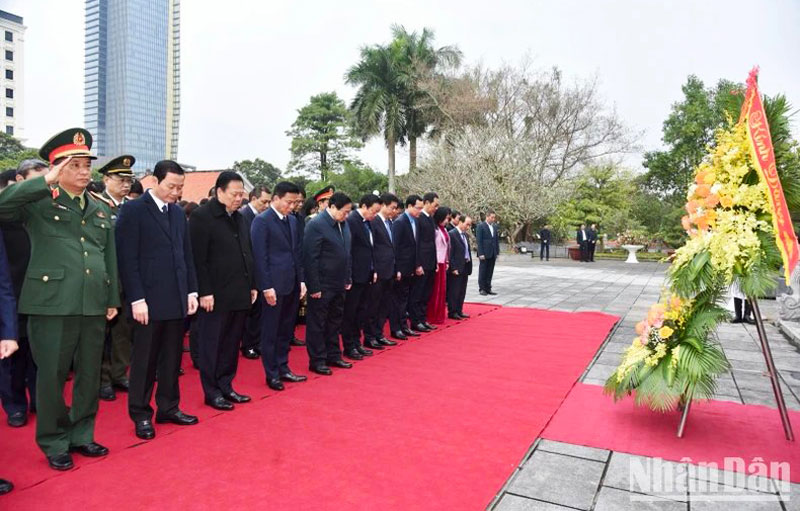 Thủ tướng Phạm Minh Chính và các đại biểu thành kính dâng hương, dâng hoa tại Khu văn hóa tưởng niệm Chủ tịch Hồ Chí Minh tại thành phố Thanh Hóa.