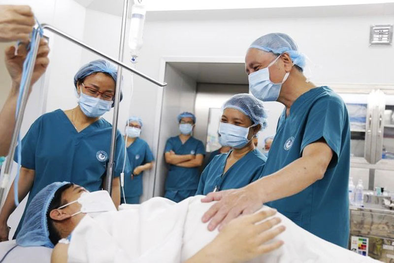 Các bác sỹ Bệnh viện Từ Dũ Thành phố Hồ Chí Minh chuẩn bị tiến hành mổ đẻ cho thai phụ.