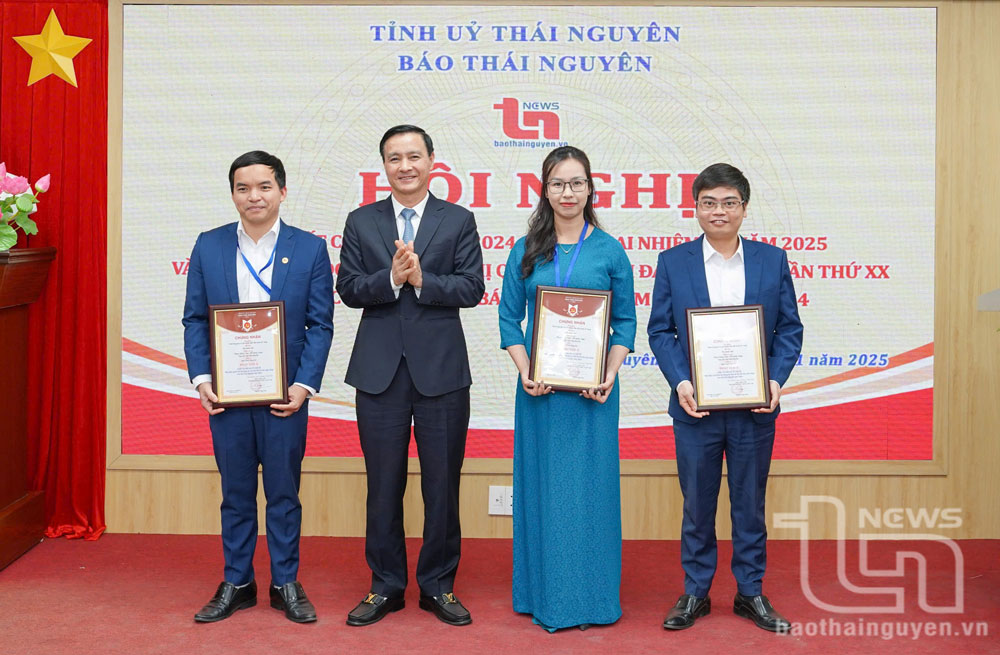 Đồng chí Trưởng Ban Tuyên giáo Tỉnh ủy Vũ Duy Hoàng khen thưởng nhóm tác giả đoạt giải A cuộc thi báo chí Đưa Nghị quyết Đại hội Đảng bộ tỉnh lần thứ XX vào cuộc sống”.