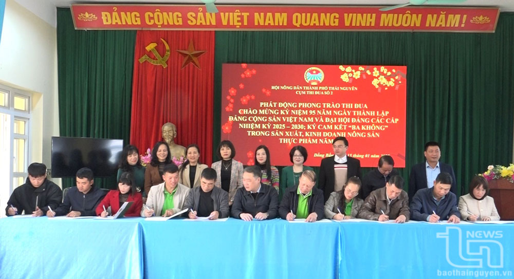 Đại diện các hợp tác xã, tổ hợp tác, hộ kinh doanh ký cam kết 3 không với đại diện Hội Nông dân TP. Thái Nguyên.