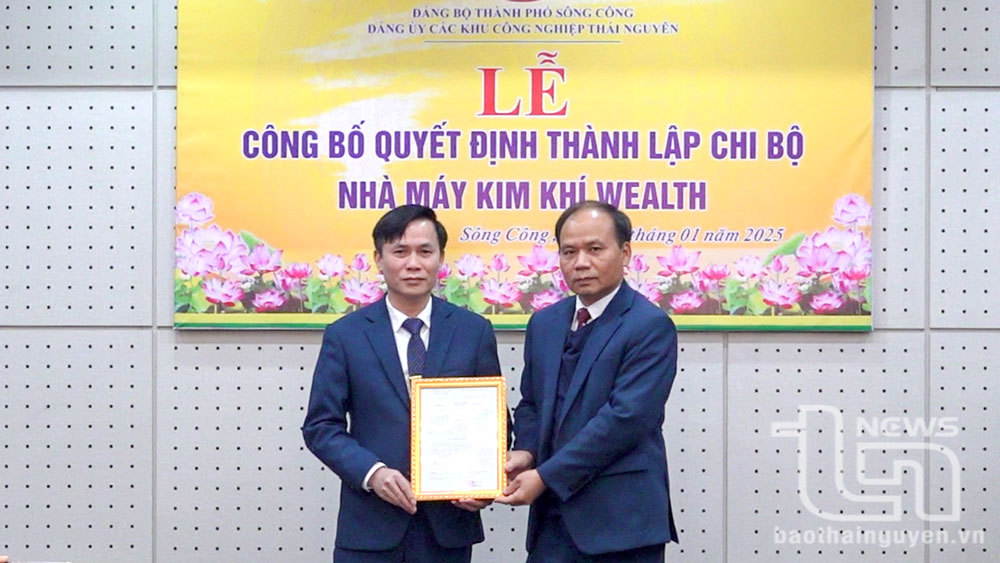 Đồng chí Lê Kim Phúc, Bí thư Đảng ủy, Trưởng Ban Quản lý các Khu công nghiệp Thái Nguyên trao quyết định thành lập chi bộ.