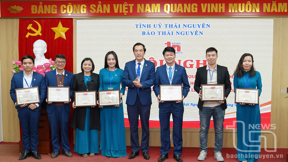 Lãnh đạo Báo Thái Nguyên khen thưởng các đồng chí đạt danh hiệu chiến sĩ thi đua cấp cơ sở.