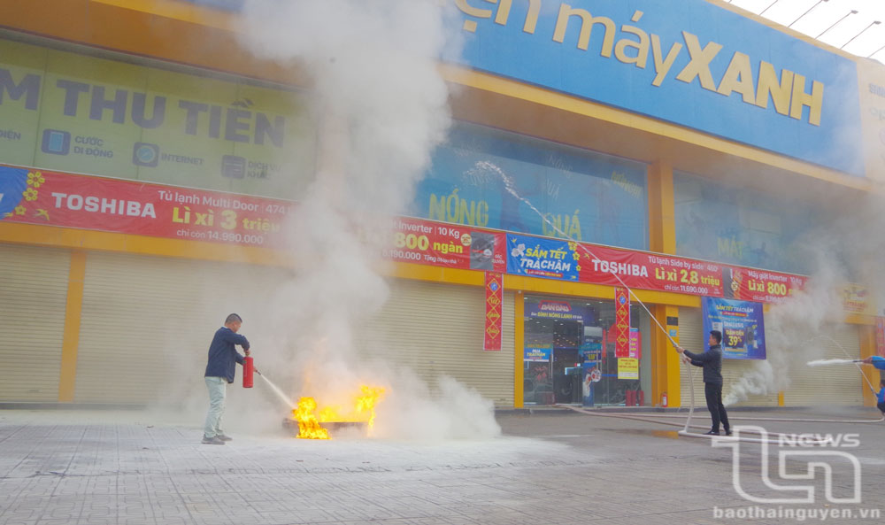 Lực lượng Cảnh sát phòng cháy, chữa cháy và cứu nạn, cứu hộ thực hành tình huống dập tắt đám cháy lớn tại chợ Thái.