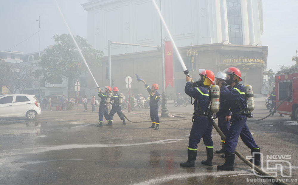 Lực lượng phòng cháy, chữa cháy cơ sở của Điện máy xanh (đường Lương Ngọc Quyến, TP. Thái Nguyên) thực hành sử dụng bình cứu hỏa.