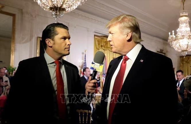 Ông Pete Hegseth (trái), người dẫn chương trình trên kênh Fox News, phỏng vấn ông Donald Trump, lúc đang là Tổng thống Mỹ, tại Washington ngày 6/4/2017. Ảnh tư liệu: REUTERS/TTXVN