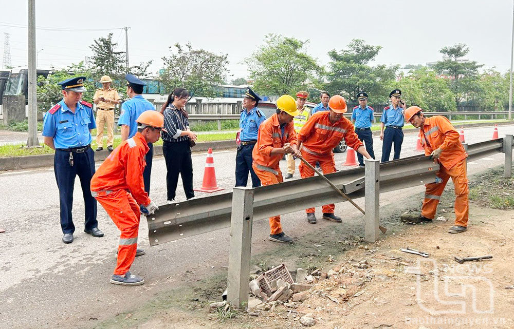 Lực lượng chức năng tiến hành đóng điểm mở trái phép trên tuyến cao tốc Hà Nội - Thái Nguyên. Ảnh: TL