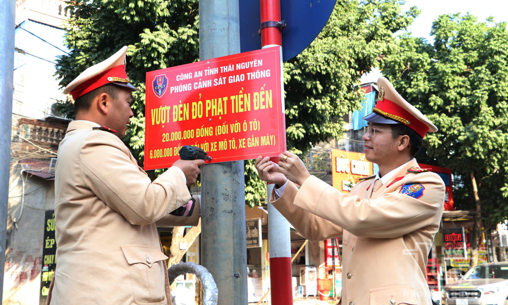 Lắp đặt biển tại khu vực cổng trường Đại học Kỹ thuật công nghiệp Thái Nguyên.