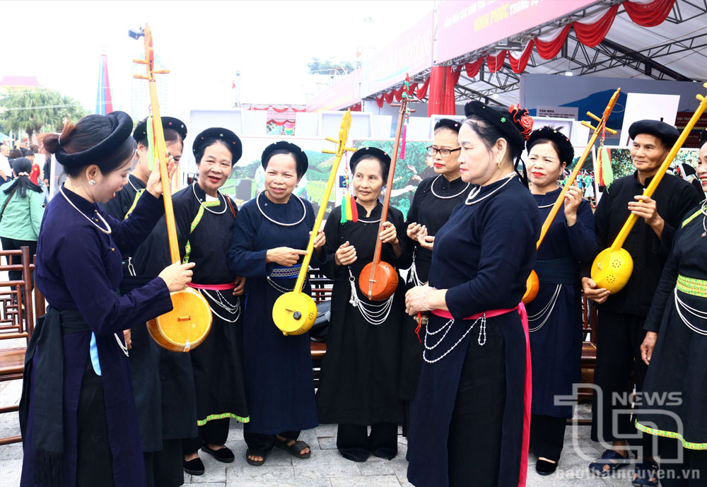 Các thành viên Câu lạc bộ Then Cọi, xóm Khau Lai, xã Ôn Lương (Phú Lương), chia sẻ kỹ năng sử dụng đàn tính.