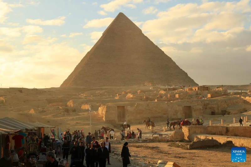 Khách du lịch tham quan danh lam thắng cảnh Kim tự tháp Giza ở Giza, Ai Cập. Ảnh: Tân Hoa xã