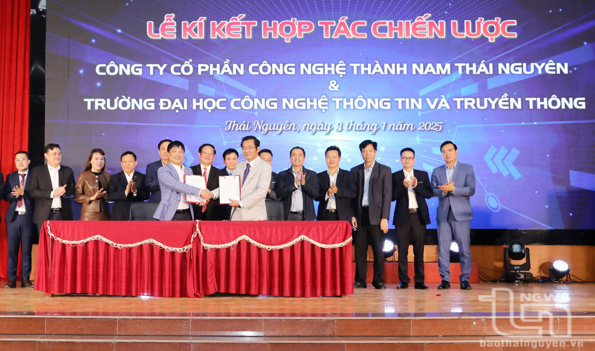 Đại diện Trường Đại học Công nghệ thông tin và Truyền thông (Đại học Thái Nguyên) và Công ty CP Tập đoàn công nghệ Thành Nam ký kết thỏa thuận hợp tác.