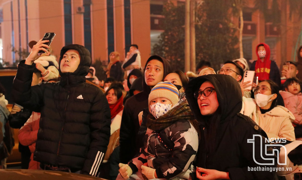  People gather at Vo Nguyen Giap Square (Thai Nguyen City) to watch fireworks.