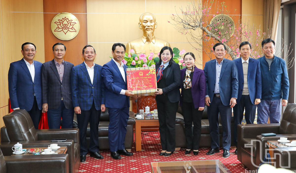 Đồng chí Nguyễn Thanh Hải tặng quà lãnh đạo tỉnh Thái Nguyên.