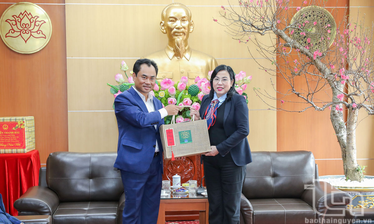 Đồng chí Bí thư Tỉnh ủy Thái Nguyên Trịnh Việt Hùng tặng quà đồng chí Nguyễn Thanh Hải.