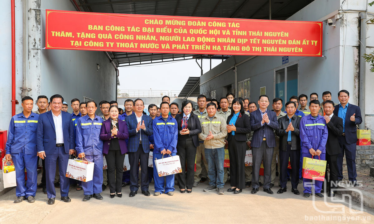 Đồng chí Nguyễn Thanh Hải và các đồng chí lãnh đạo tỉnh cùng công nhân Công ty TNHH Một thành viên Thoát nước và Phát triển hạ tầng đô thị Thái Nguyên.