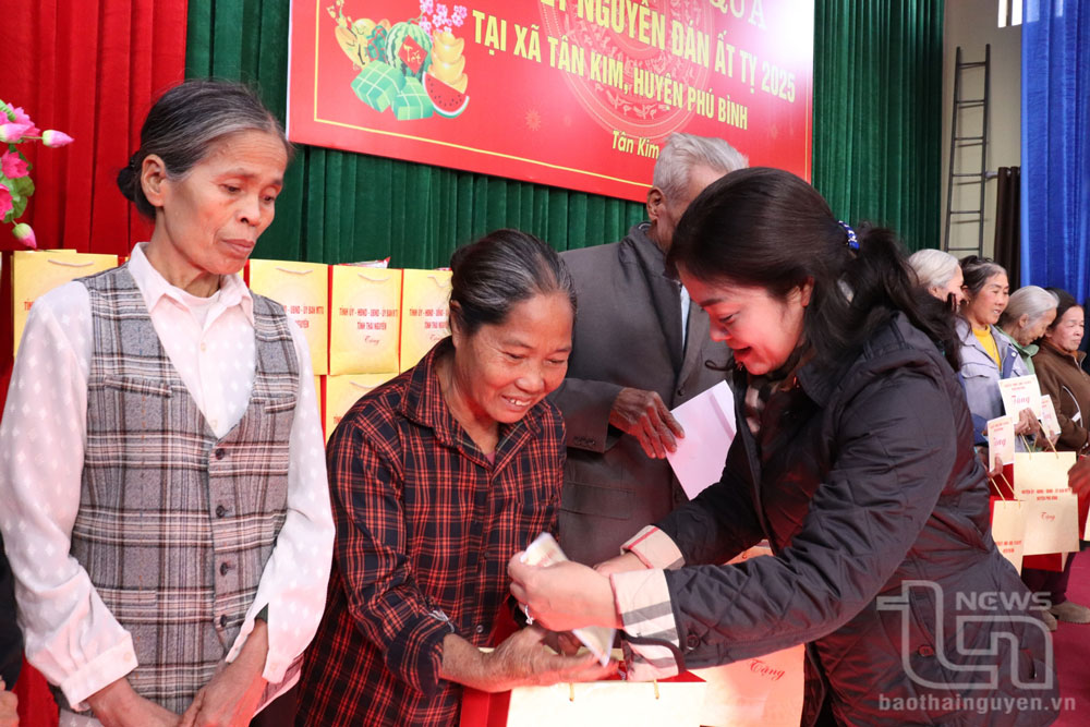 Đồng chí Nguyễn Thị Loan, Bí thư Huyện uỷ Phú Bình, tặng quà cho hộ nghèo, cận nghèo tại xã Tân Kim.