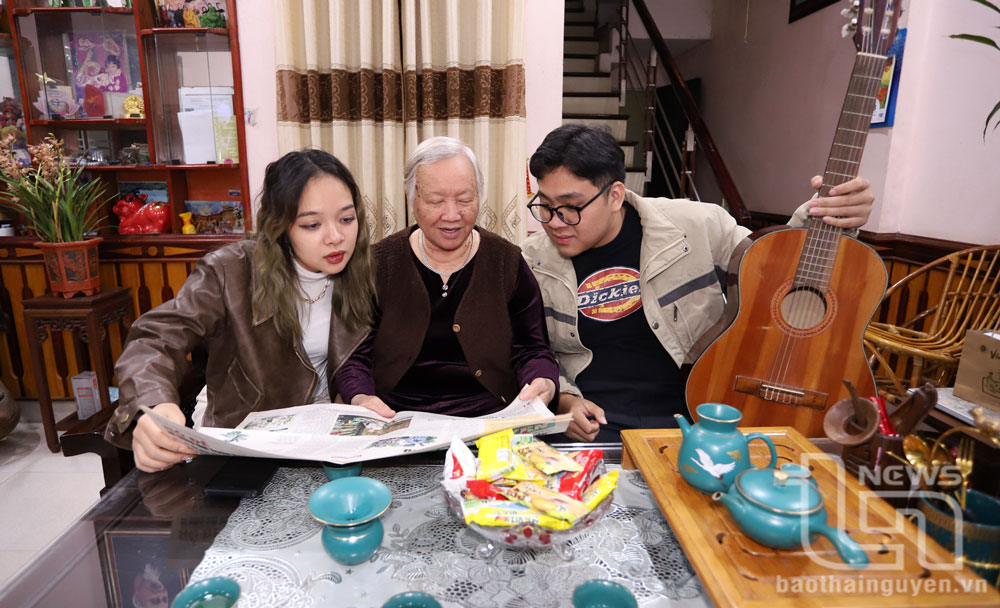 Bà Vi Thị Hải Yến thường xuyên dành thời gian quan tâm, chia sẻ với cháu nội của mình.