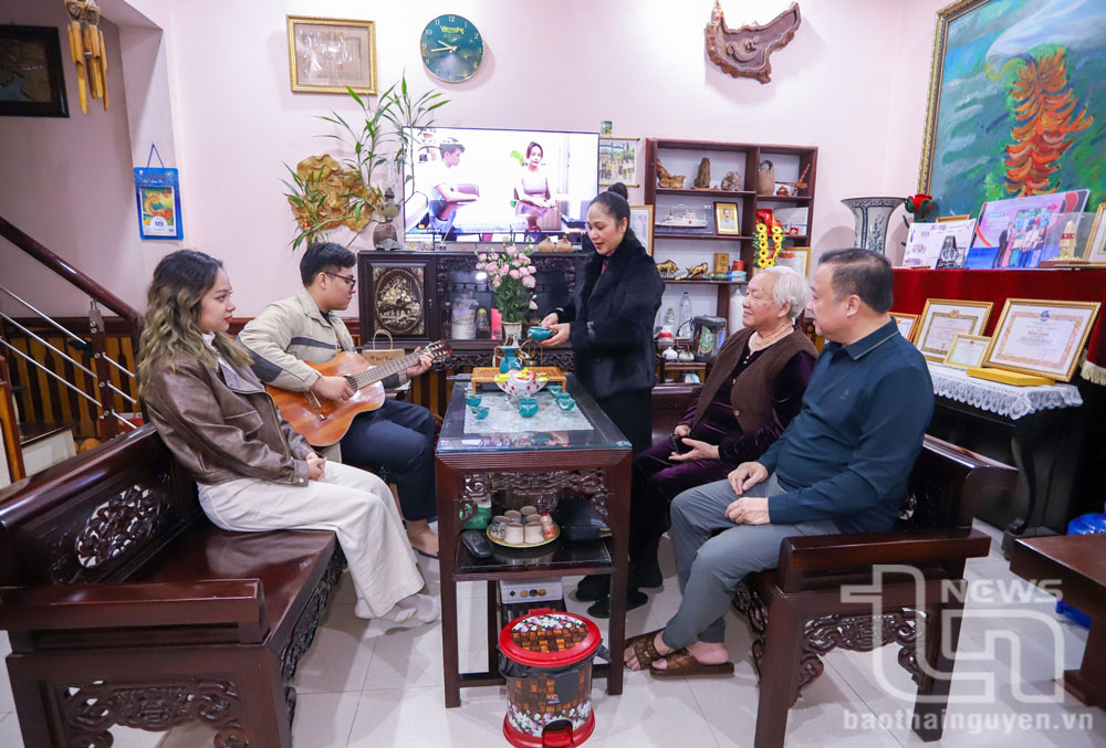 Bà Vi Thị Hải Yến (người thứ hai bên phải), là 1 trong 4 phụ nữ cao tuổi của tỉnh Thái Nguyên vinh dự được Trung ương Hội LHPN Việt Nam và Trung ương Hội Người cao tuổi Việt Nam biểu dương phụ nữ cao tuổi tiêu biểu toàn quốc trong xây dựng gia đình văn hóa, ấm no, hạnh phúc.