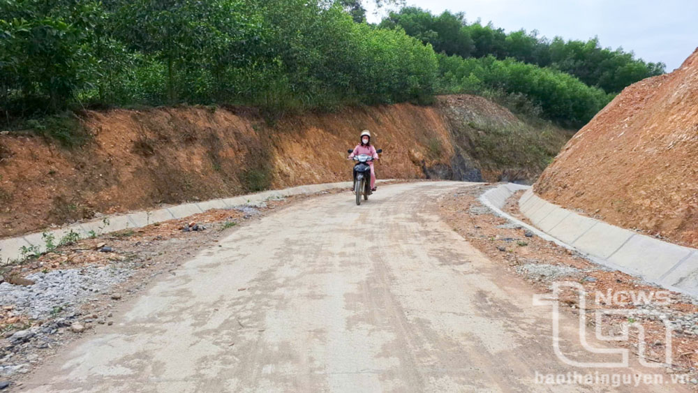 Năm 2024, tuyến đường từ xóm Đồng Dong đi khu vực Lan Giao, xã Phương Giao được hoàn thành, giúp người dân thuận tiện đi lại, giao thương hàng hóa.