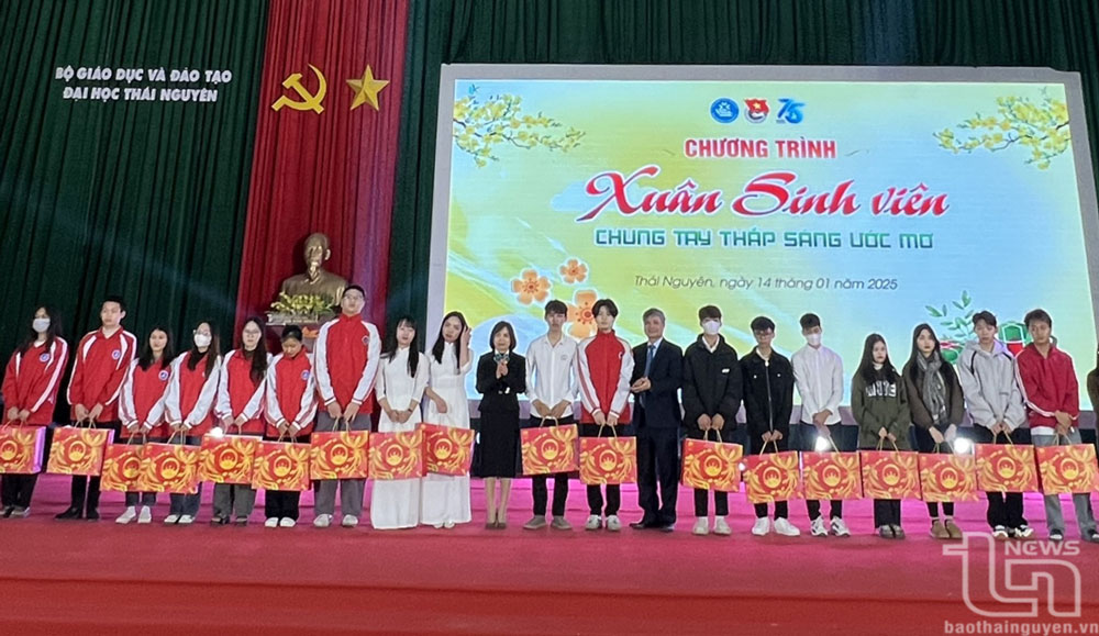 Lãnh đạo Đại học Thái Nguyên và BIDV Chi nhánh Thái Nguyên trao quà cho các sinh viên có hoàn cảnh khó khăn vươn lên trong học tập.