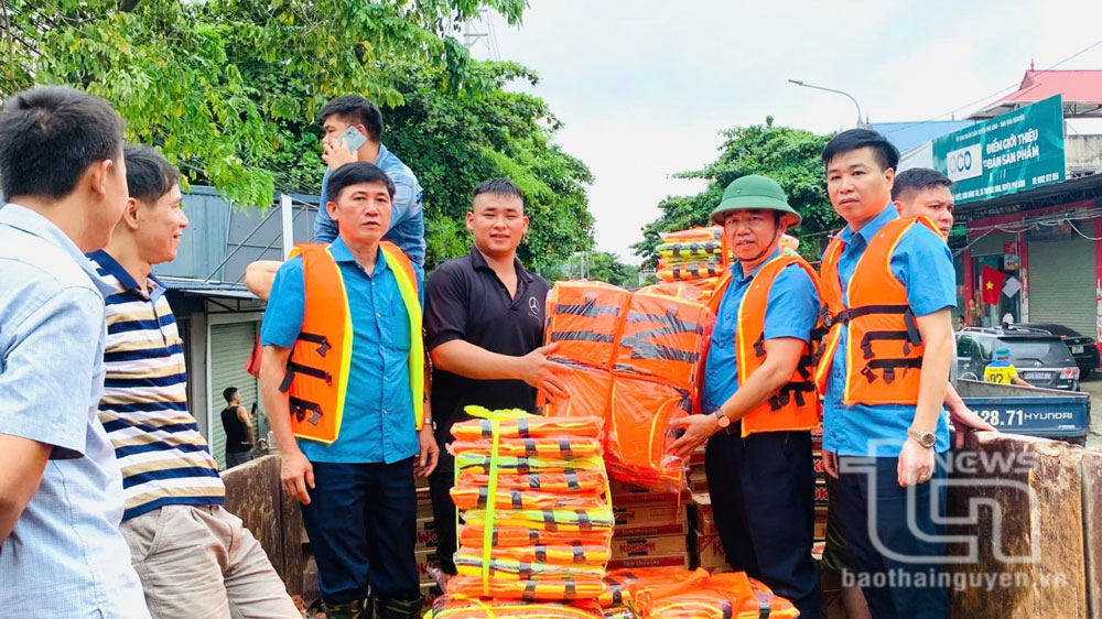 Lãnh đạo liên đoàn Lao động tỉnh tặng áo phao cho bà con vùng lũ chịu ảnh hưởng bởi cơn bão số 3.