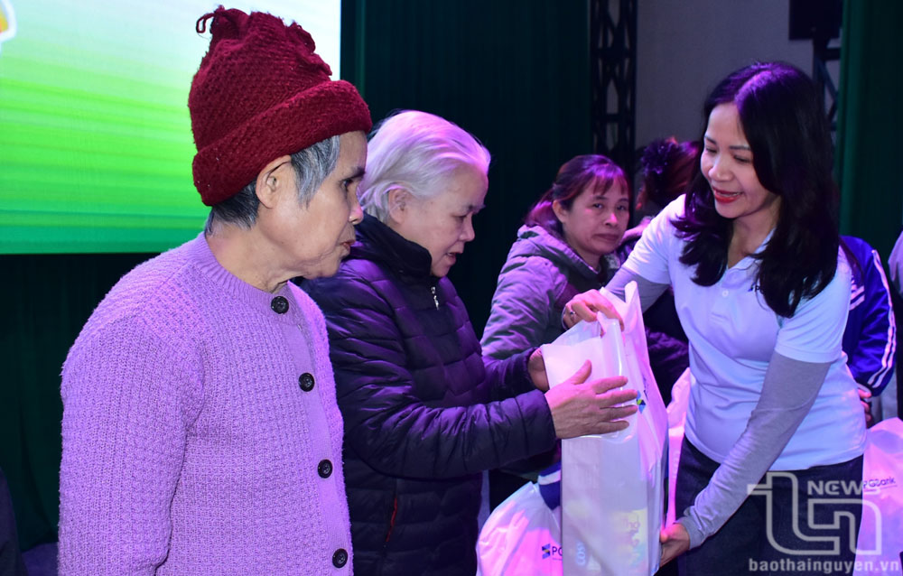 Đại diện PGBank tặng quà người dân Định Hóa.