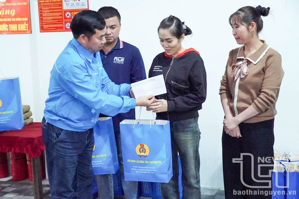 Đồng chí Đoàn Mạnh Thắng, Phó Chủ tịch Liên đoàn Lao động tỉnh Thái Nguyên thăm, tặng quà đoàn viên, người lao động có hoàn cảnh khó khăn tại Khu nhà trọ tự quản ở phường Phú Xá (TP. Thái Nguyên).