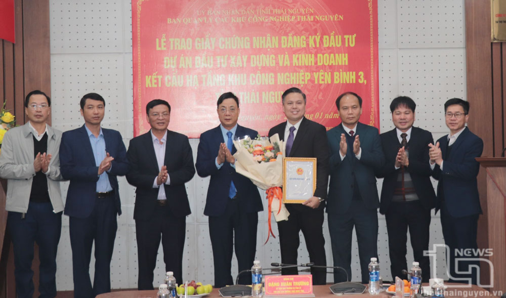 Mr. Dang Xuan Truong, Permanent Vice Chairman of the Thai Nguyen Provincial Peoples Committee, presented the investment registration certificate to the representative of BMK Group JSC.