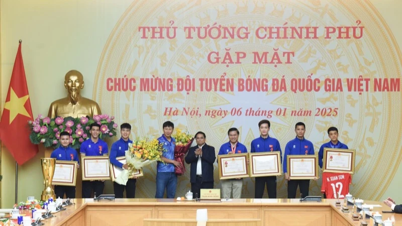 Thủ tướng Phạm Minh Chính trao Huân chương Lao động hạng Nhất tặng Đội tuyển bóng đá nam Quốc gia Việt Nam và Huân chương Lao động hạng ba tặng 6 vận động viên Đội tuyển. (Ảnh: TRẦN HẢI)