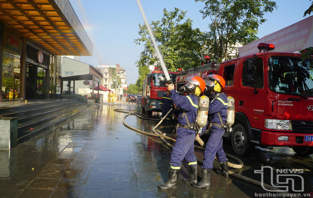 Các lực lượng phối hợp dập tắt đám cháy.