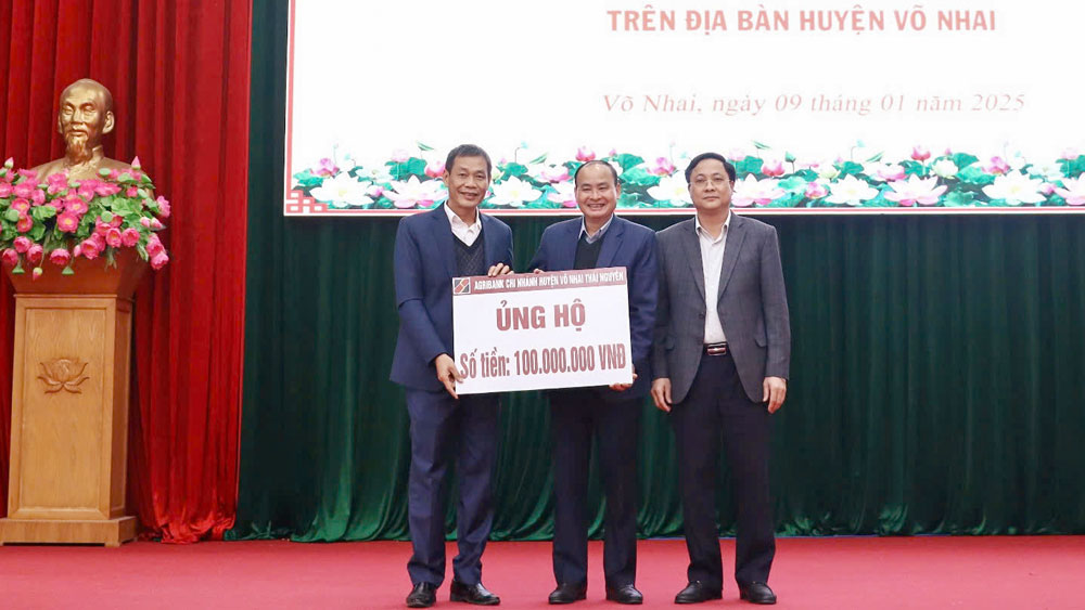 Lãnh đạo Ủy ban MTTQ huyện Võ Nhai tiếp nhận ủng hộ từ các doanh nghiệp.