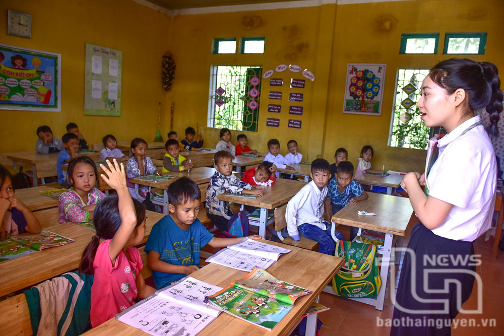 Học sinh Điểm trường Mỏ Ba, Trường Tiểu học Tân Long (Đồng Hỷ), vừa được Tổ chức Giáo dục và Đào tạo Apollo Việt Nam tặng bàn ghế và các thiết bị  học tập.