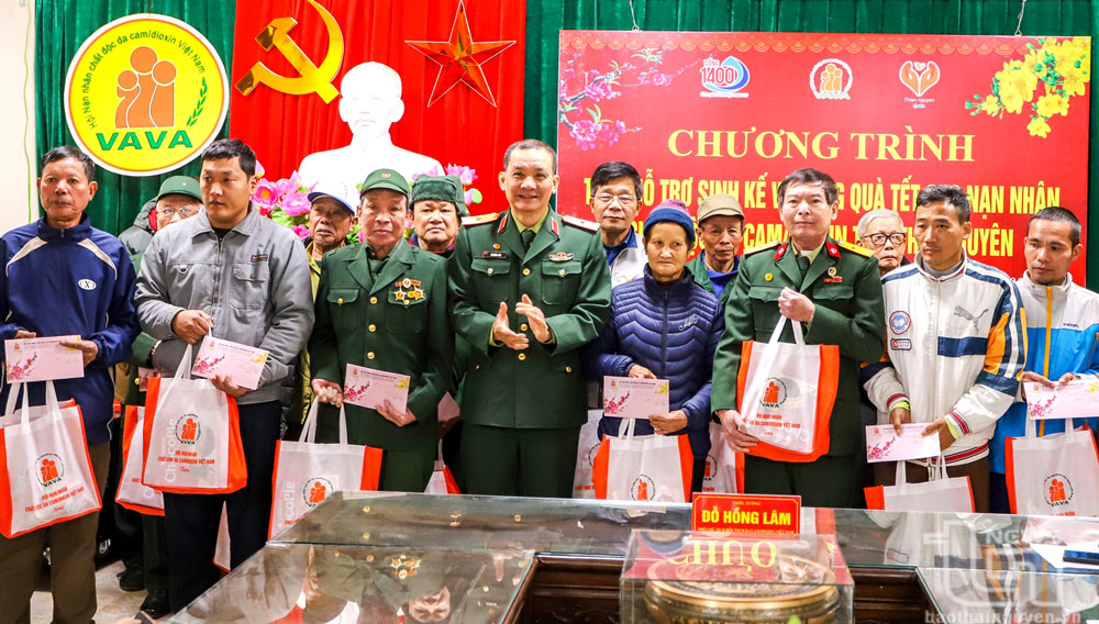 Hội Nạn nhân chất độc da cam/dioxin Việt Nam phối hợp với Hội Nạn nhân chất độc da cam/dioxin tỉnh Thái Nguyên tổ chức tặng quà nhân dịp Tết Nguyên đán Ất Tỵ 2025 cho nạn nhân chất độc da cam trong tỉnh. Ảnh: T.H