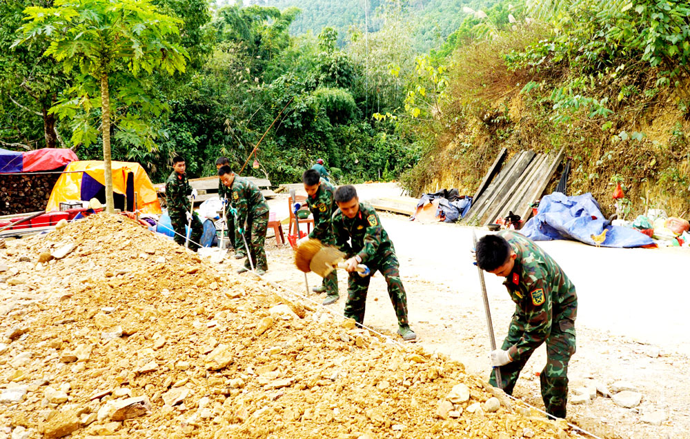 Các chiến sĩ bộ đội giúp đỡ gia đình chính sách ở xã vùng cao Thần Sa (Võ Nhai) xây dựng nhà mới, thay thế nhà dột nát. Ảnh: T.L