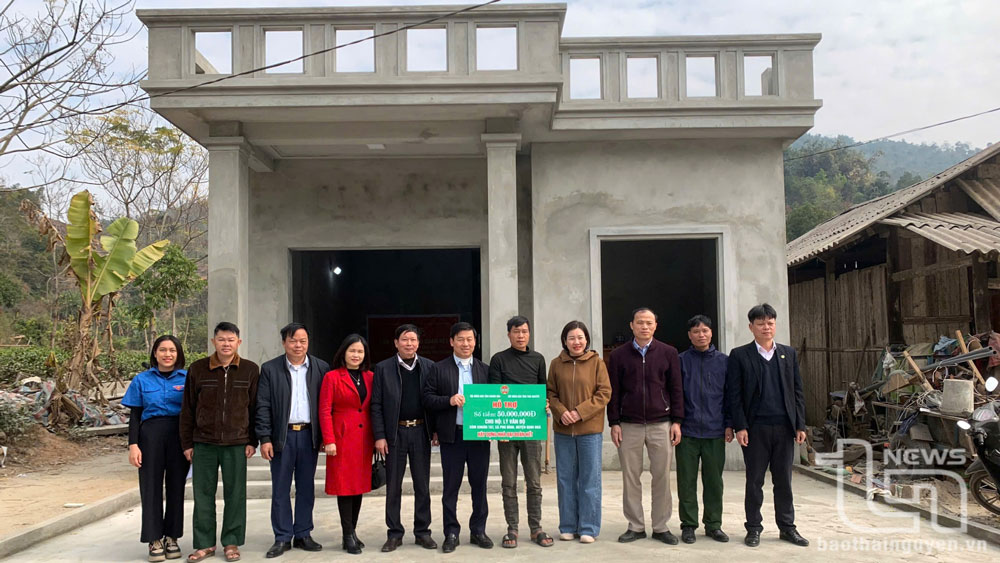 Hội Nông dân tỉnh tặng quà, trao tiền hỗ trợ xây nhà cho gia đình ông Lý Văn Độ, xóm Khuôn Tát, xã Phú Đình.