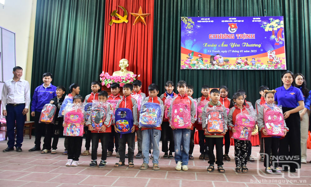 Các em học sinh xã Vô Tranh được nhận nhiều phần quà từ chương trình Xuân ấm yêu thương.