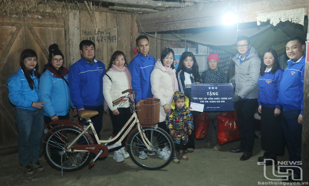 Đoàn tình nguyện Trường Đại học Công nghệ thông tin và Truyền thông (Đại học Thái Nguyên) tặng quà cho gia đình em Giàng Seo Dìn tại xã Bản Phố, huyện Bắc Hà, tỉnh Lào Cai.