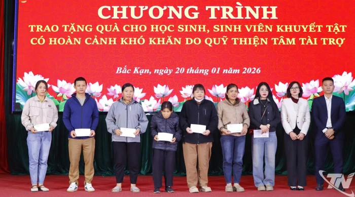 Những suất quà ấm lòng học sinh, sinh viên khuyết tật vùng cao