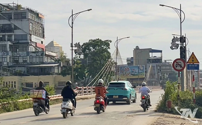 Phân luồng giao thông phục vụ thi công xây dựng mới cầu Gia Bẩy