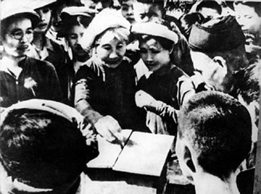 Cử tri ngoại thành Hà Nội bỏ phiếu bầu đại biểu Quốc hội khóa I ngày 06/01/1946. Ảnh: Tư liệu