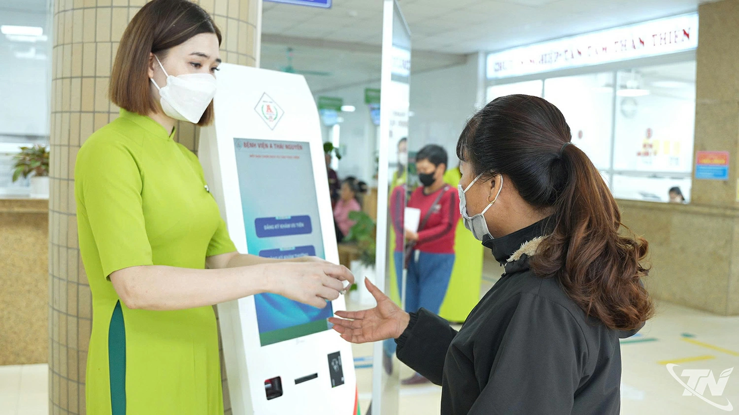 Người dân sử dụng Căn cước công dân đăng ký khám chữa bệnh tại Bệnh viện A Thái Nguyên.