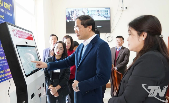 Bí thư Tỉnh ủy Thái Nguyên kiểm tra Trung tâm Phục vụ hành chính công xã Văn Lăng